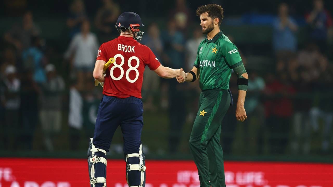 पाकिस्तानचं टी20 वर्ल्डकप 2026 स्पर्धेतील आव्हान संपुष्टात आलं असलं तरी आयसीसीकडून बक्षिसी रक्कम मिळणार आहे. आयसीसीच्या प्राइस मनी पॉलिसी अंतर्गत स्पर्धेत सहभागी होणाऱ्या सर्व संघांना बक्षिसी रक्कम दिली जाते. पाकिस्तान संघालाही कोट्यवधींचं बक्षीस मिळणार आहे. (Photo- ICC Twitter)