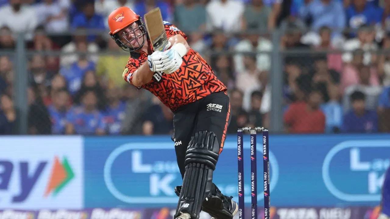 बुमराहला षटकार मारण्यात सनरायझर्स हैदराबादचा कर्णधार पॅट कमिन्स चौथ्या स्थानावर आहे. त्याने पाच षटकार मारले आहेत. खरं तर पॅट कमिन्स हा गोलंदाज आहे. पण बुमराहविरुद्ध प्रभावी ठरला आहे. त्याने 34 चेंडूत 54 धावा केल्या. यात पाच षटकारांचा समावेश आहे.  (Photo Credit- GETTY)