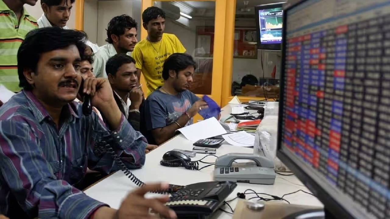 बुधवारी 25 मार्च रोजी हुजूर मल्टी प्रोजेक्ट्सचे मार्केट कॅप 25 मार्च 694 कोटी रुपयांवर पोहचला. गेल्या 5 वर्षांत हा शेअर 7450 टक्क्यांहून अधिक चढला. हा पेनी स्टॉक 16 एप्रिल 2021 रोजी 34 पैशांवर होता. तर 25 मार्च रोजी हा शेअर 25.96 रुपयांवर पोहचला. 