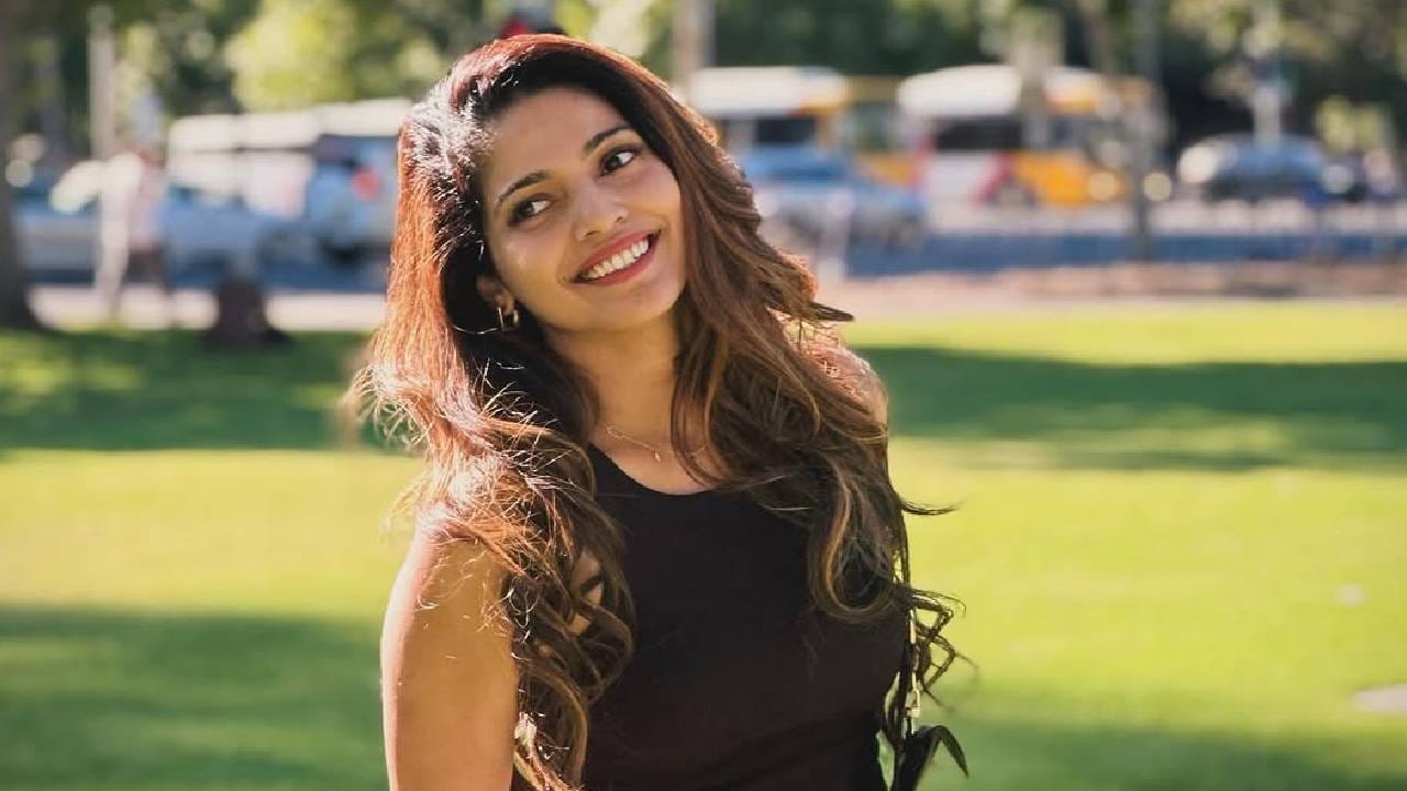 'राजश्री मराठी'ला दिलेल्या या मुलाखतीत आपल्या खासगी आयुष्याबद्दल बोलताना पूजा म्हणाली, "ही लग्न कोणाबरोबर करेल, याबद्दल सगळ्यांनाच कुतूहल होतं. मग माझे काही मित्र आहेत, त्यांच्यासोबत माझी नावं जोडली गेली." पूजाने 2024 मध्ये सिद्धेश चव्हाणशी अरेंज मॅरेज केलं. 
