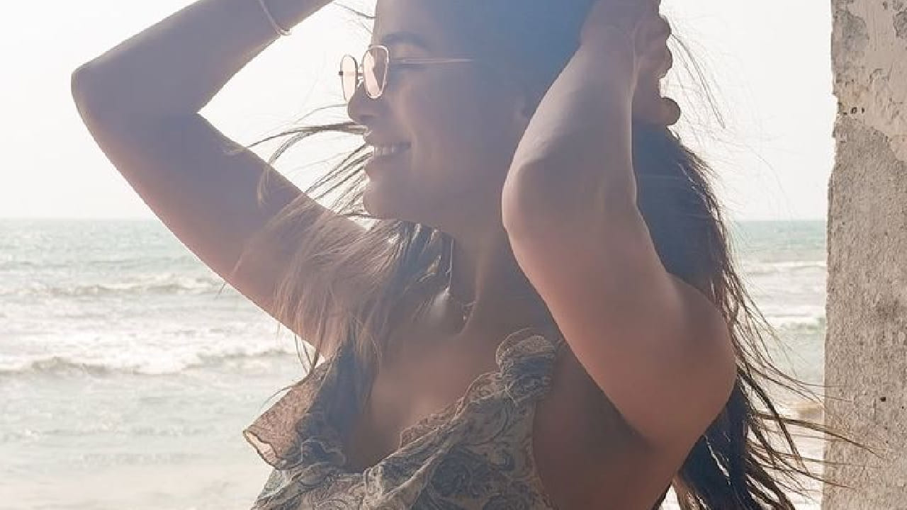 बोल्ड आणि वादग्रस्त लाइफस्टाइलमुळे नेहमी सोशल मीडियावर चर्चेत असणाऱ्या अभिनेत्रीने नुकतेच तिचे श्रीलंकेतील बिकिनीमधील फोटो आणि व्हिडीओ इन्स्टाग्रामवर शेअर केले आहेत. 