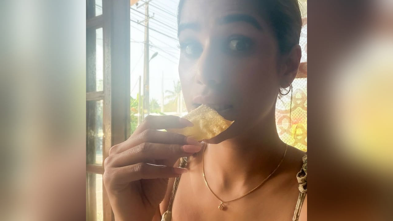 श्रीलंकेतील निसर्गसौंदर्याचा आनंद घेतानाच ती तेथील चविष्ट खाद्यपदार्थांचाही आस्वाद घेताना दिसत आहे. तिच्या या फोटोंवर चाहत्यांकडून मोठ्या प्रमाणात प्रतिक्रिया येत आहेत. काही जण तिच्या आत्मविश्वास आणि स्टाइलचे कौतुक करताना दिसत आहेत. 