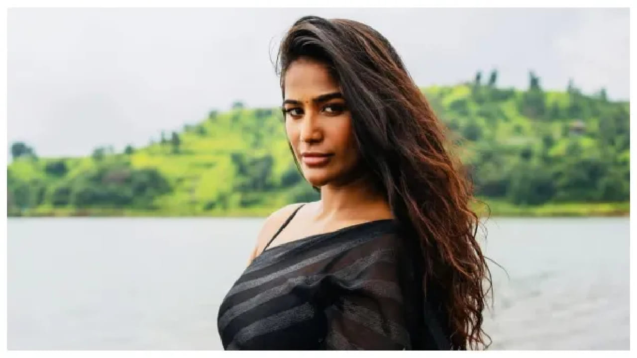  ज्यामुळे देशभरात मोठी चर्चा झाली. त्यामुळे पूनम पांडे ही तिच्या कामासोबतच वादग्रस्त घटनांमुळेही सतत चर्चेत राहिली आहे.