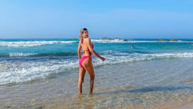 35वर्षीय वादग्रस्त बोल्ड अभिनेत्रीचा श्रीलंकेत समुद्रकिनारी बिकिनी लूक.