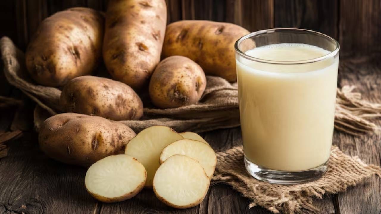 बटाट्याच्या रसाने खरंच काळवंडलेली त्वचा चमकदार होते? जाणून घ्या याबद्दल या महत्त्वाच्या गोष्टी बटाट्याच्या रसाने खरंच काळवंडलेली त्वचा चमकदार होते? जाणून घ्या याबद्दल या महत्त्वाच्या गोष्टी