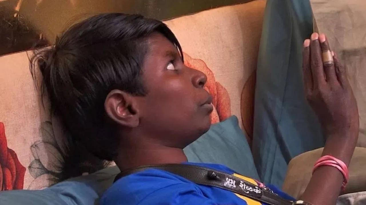 प्रभूने घरातील एका सदस्याला थेट सांगितलं की, "मला तू आवडलीस!" त्याने तिच्यासमोर जाऊन स्पष्टपणे म्हटलं, "मला तू आवडलीस म्हणून मी तुझ्या मागे लागलो आहे." यावर त्या सदस्याने विचारलं, "मला तू आवडलीस म्हणजे काय? ताई म्हणून का?" प्रभूने ताबडतोब उत्तर दिलं, "नाही, ताई नाही. आता ताईचा शॉट संपला. मी तन्वीला सोडून आता तुला धरलंय. ती ताईच आहे, पण आता तू माझी बेस्ट फ्रेंड आहेस!"