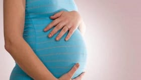 असं एक गाव जिथे महिला गरोदर होण्यासाठीच येतात, पुरुषांना पैसेही देतात.