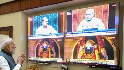 रामनवमीनिमित्त रामलल्लांचा सूर्य तिलक; पंतप्रधान मोदींनी घेतलं दर्शन