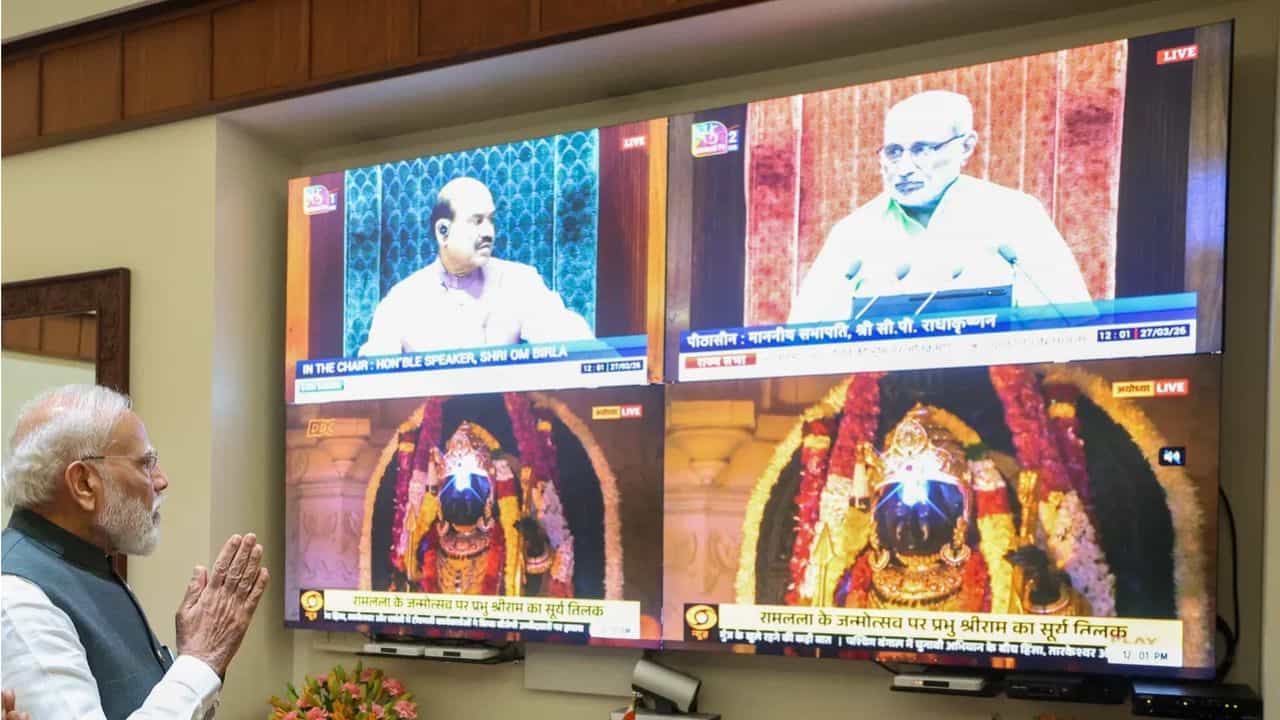 रामनवमीनिमित्त रामलल्लांचा सूर्य तिलक; पंतप्रधान मोदींनी घेतलं दर्शन
