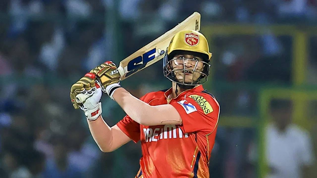 युवराज सिंगने  दिल्लीच्या प्रियांश आर्यालाही फलंदाजी सुधरवण्यात मदत केली आहे. आयपीएलमध्ये पंजाब किंग्सकडून खेळणाऱ्या सलामीवीर प्रियांश आर्याने मागील आयपीएल हंगामानंतर युवराज सिंगच्या अकादमीमध्ये काही काळ घालवला होता. त्यानंतर प्रियांशने दिल्ली संघासाठी काही चांगल्या खेळी केल्या. पण त्याची खरी कसोटी आता आयपीएलमध्ये लागणार आहे. (फोटो- PTI)