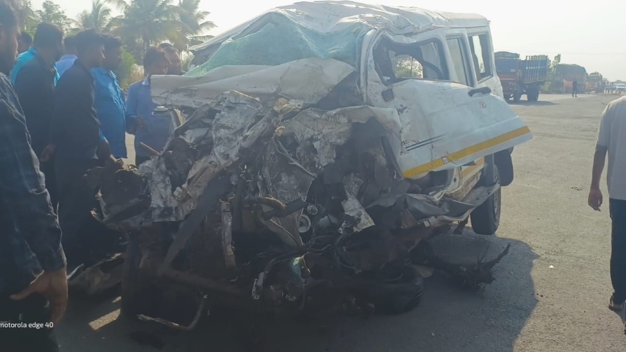 या अपघाताची माहिती मिळताच डाळज येथील महामार्ग पोलीस आणि इंदापूर पोलीस ठाण्याचे पथक घटनास्थळी दाखल झाले. पोलिसांनी क्रेनच्या साहाय्याने अपघातग्रस्त वाहने बाजूला केली. या अपघातामुळे महामार्गावरील सोलापूरकडे जाणारी वाहतूक काही काळ विस्कळीत झाली होती.