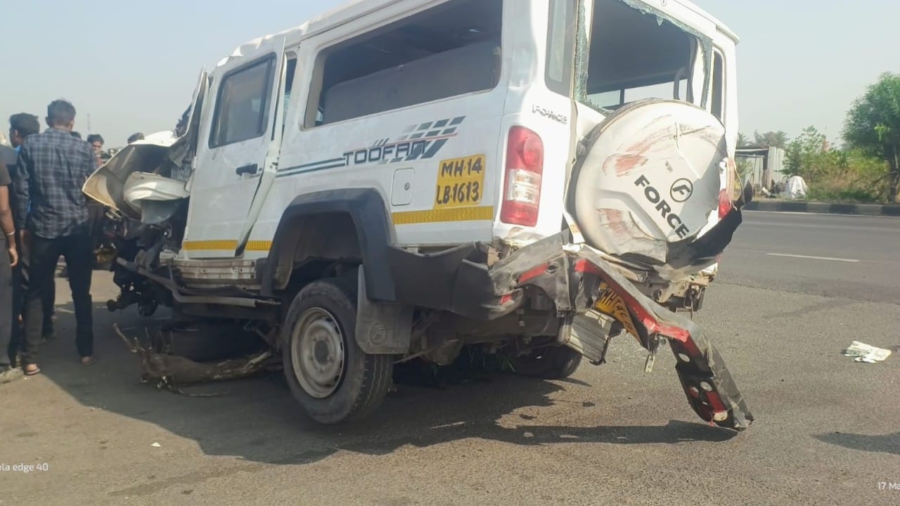 नियंत्रण सुटलेली ही गाडी वेगात असताना डिव्हायडर ओलांडून विरुद्ध बाजूच्या लेनमध्ये घुसली. दुर्दैवाने त्याच वेळी समोरून एक अवजड ट्रक येत होता. या दोन्ही वाहनांची समोरासमोर जोरात धडक झाली. या धडकेचा आवाज इतका मोठा होता की परिसरातील नागरिक आणि एमआयडीसीमधील कामगार तातडीने मदतीसाठी धावले.