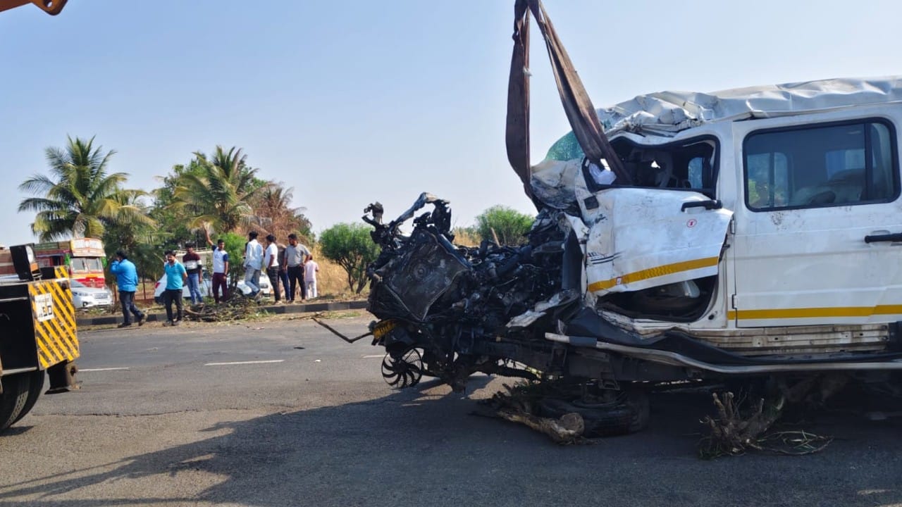 मिळालेल्या माहितीनुसार, एक क्रूझर गाडी कामगारांना घेऊन पुणे-सोलापूर महामार्गावरून जात होती. लोणी देवकर एमआयडीसी हद्दीत ही गाडी आली असता, अचानक गाडीच्या पुढच्या टायरचा स्फोट झाला. टायर फुटल्यामुळे चालकाचे स्टेअरिंगवरील नियंत्रण सुटले.