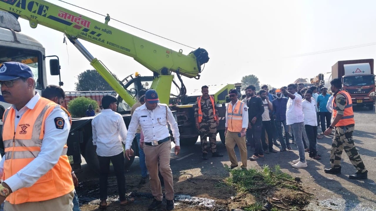 पुणे-सोलापूर राष्ट्रीय महामार्गावर इंदापूर तालुक्यातील लोणी देवकर एमआयडीसी परिसरात आज सकाळी एक भीषण अपघात झाला. या भीषण रस्ते अपघातात ३ कामगारांना आपला जीव गमवावा लागला आहे.