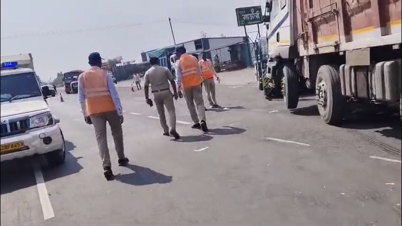 मात्र पोलिसांनी युद्धपातळीवर काम करून ती सुरळीत केली. आता मृतदेहांचे शवविच्छेदन इंदापूर उपजिल्हा रुग्णालयात करण्यात येत असून, मृतांची ओळख पटवण्याचे काम पोलीस करत आहेत. या भीषण अपघातामुळे परिसरात हळहळ व्यक्त केली जात आहे.