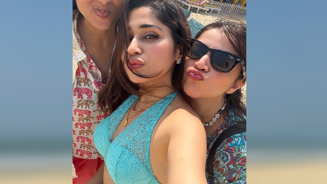 आकाशी रंगाचा डीप नेक ब्रालेट टॉप आणि पांढऱ्या रंगाची सैल पलाझो पँट असा तिचा ग्लॅमरस आणि स्टायलिश लूक चाहत्यांचे लक्ष वेधून घेत आहे.