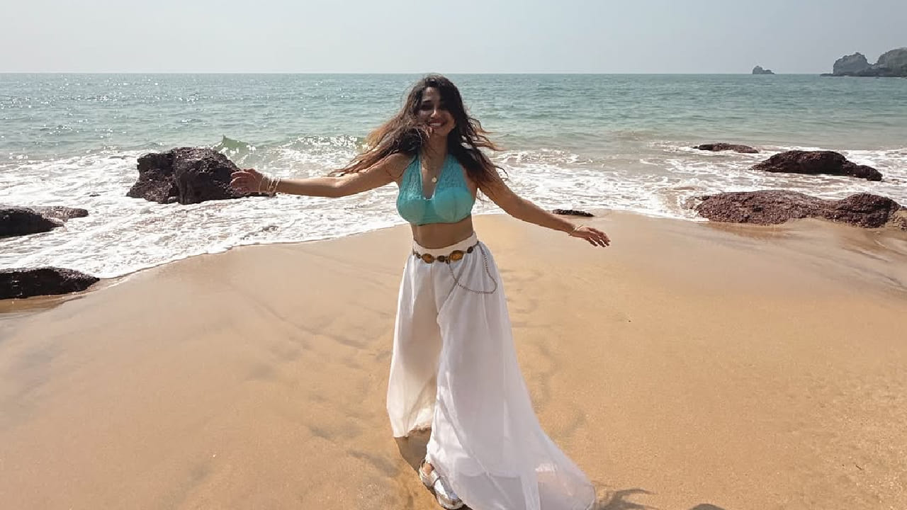 पूर्णिमा डे सोशल मीडियावरही सक्रिय असते. तिच्या इन्स्टाग्राम अकाउंटवर ती विविध लूकमधील फोटो शेअर करत असते. अलीकडेच तिने समुद्रकिनाऱ्यावरचे काही आकर्षक फोटो पोस्ट केले आहेत. 