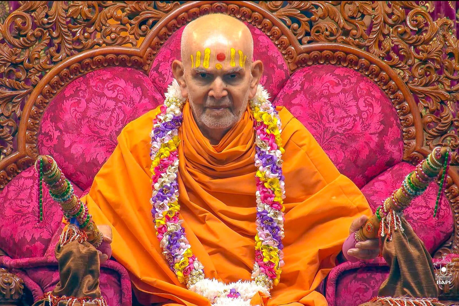 या कार्यक्रमाला सुरुवात होताच भक्तांना प्रसादाच्या रुपात जेवणाचे पॅकेट देण्यात आले. या कार्यक्रमासाठी साधारण 7.5 लाख वर्ग फुट क्षेत्रात सभा मंडप तयार करण्यात आला होता. यासह उत्सवासाठी 125 फुट लाबं, 45 फुट रुंद आणि 40 फुट उंच असा भव्य मंचही तयार करण्यात आला होता. 