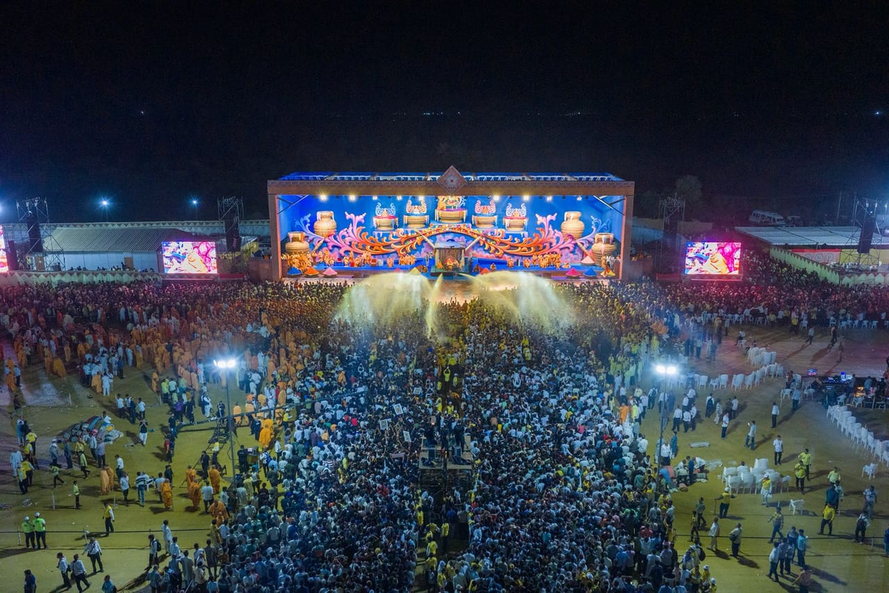 तीर्थधाम सारंगपूर येथे परम पूज्य महंत स्वामी महाराज यांच्या उपस्थितीत भव्य दिव्य असा फुलडोल रंगोत्सव मोठ्या उस्तासात पार पडला. ब्रह्मस्वरुप प्रमुख स्वामी महाराज दरवर्ष सारंगपूर यथे फुलडोल उत्सवात उत्साहाने सहभागी होतात.