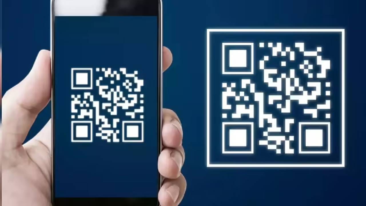 फसवणुकीसाठी मूळ क्युआर कोडवर दिसरे क्युआर कोड चिकटवले जाते. त्यामुळे पैसे दुकानदाराऐवजी फसवणूक करणाऱ्या भामट्याच्या खिशात जातात. त्यामुळे पेमेंट करण्यापूर्वी क्युआर कोडची खात्री करा. तसं जाणवलं तर दुकानदारालाही अलर्ट करा. 