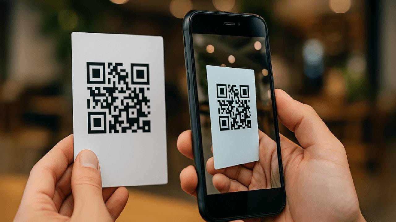 ऑनलाईन पेमेंट करताना  स्क्रीनवर कुणाचं नाव येतं ते तपासा आणि दुकानदाराचे तेच नाव आहे याचीही खात्री करून घ्या. वेगळेच नाव दिसत असल्यास दुकानदाराला विचारा म्हणजे चुकीच्या खात्यात पैसा जाणार नाही आणि दुकानदारासह तुमची फसवणूक होणार नाही. 