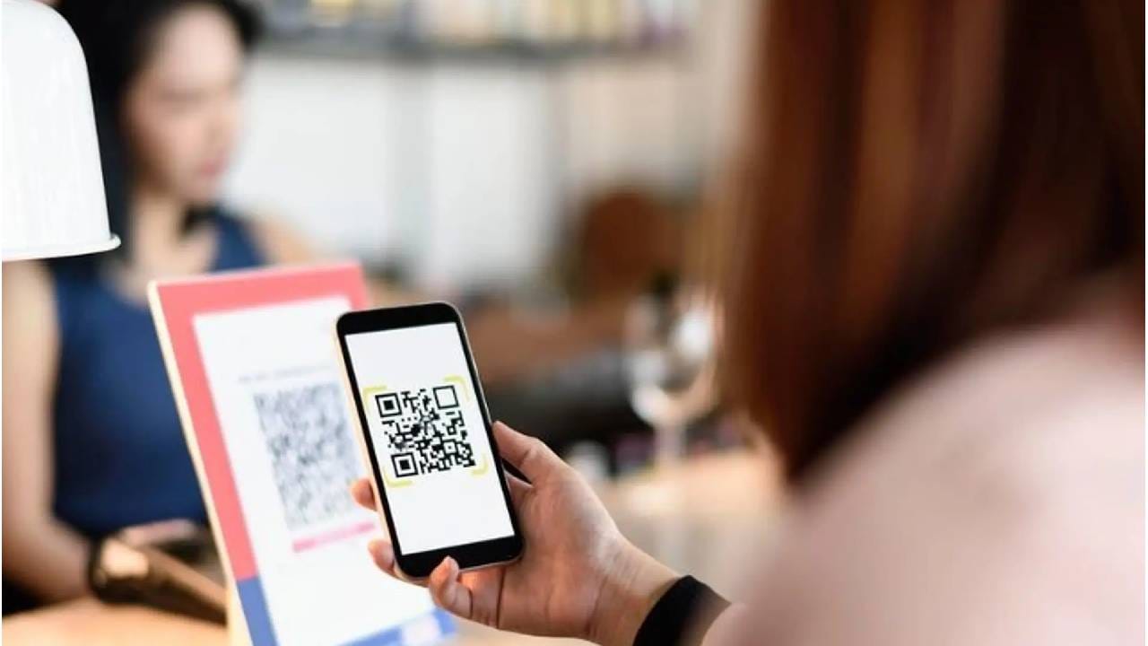 पेमेंट करताना गडबड करू नका. क्युआर कोड स्कॅन झाल्यावर लागलीच पे बटण दाबू नका. सर्व बाबी तपासल्यानंतरच आणि खात्री पटल्यानंतरच पेमेंट करा. ही प्रक्रिया फार तर दोन ते तीन मिनिटं घेईल. पण पैसा चुकीच्या खात्यात जाणार नाही. 