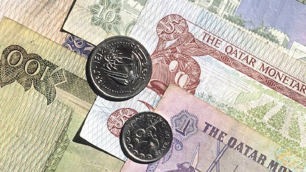 भारतीय 10,000 रुपये कतार या देशाच्या चलनात 387 कतारी रियाल इतके आहेत. ही रक्कम कमी वाटत असली तरी कतार या देशात राहण्याचा खर्च ही अधिक आहे. भारताच्या तुलनेत येथे खाण्यापिण्याचा खर्च अधिक आहे. त्यामुळे इथे कमी खर्चात राहणे ही कसोटी आहे.