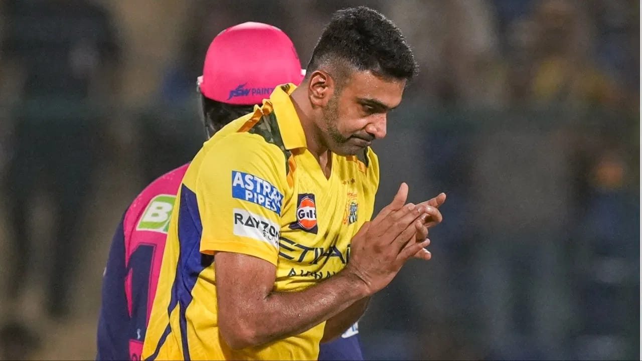 आर अश्विन याने मुंबई इंडियन्स विरुद्ध सर्वाधिक 37 सामने खेळले आहेत.अश्विनला  पलटण विरुद्ध 37  सामने खेळल्यानंतर एकदाही सामनावीर पुरस्कार जिंकता आलेला नाही. तर दिनेश कार्तिक याने चेन्नई सुपर किंग्स विरुद्ध 33 सामने खेळले आहेत. मात्र कार्तिकला या 33 पैकी एकाही मॅचमध्ये मॅन ऑफ द मॅच पुरस्कार जिंकता आलेला नाही. (Photo Credit: PTI)