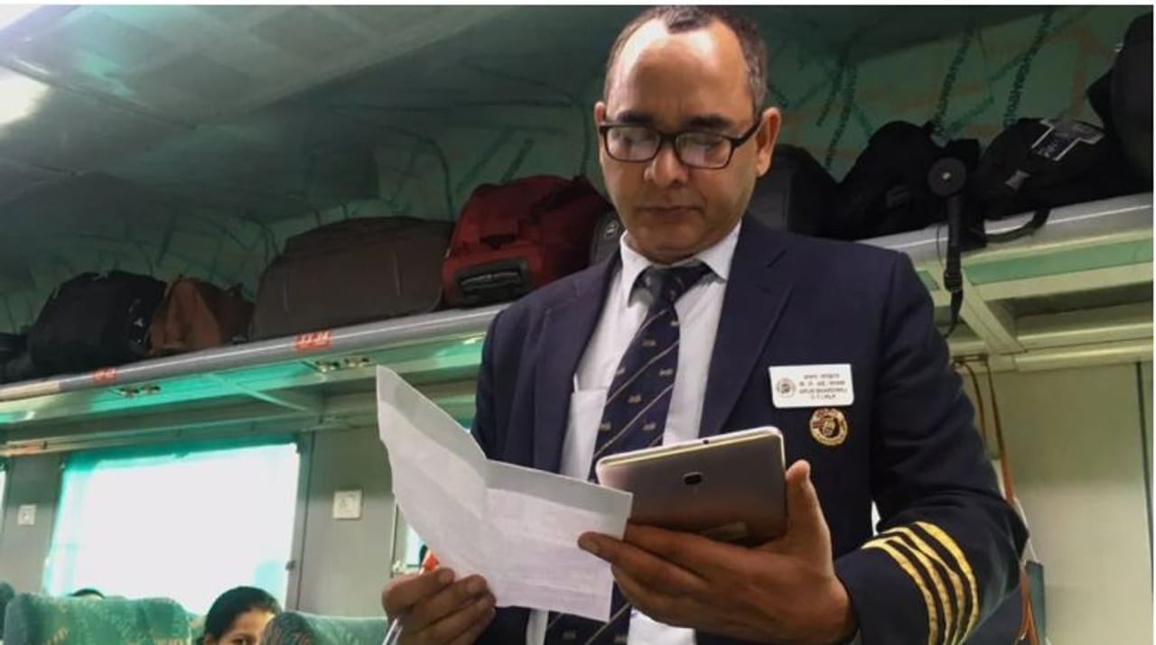 दरवर्षी देशात कोट्यवधी लोक रेल्वेने प्रवास करतात. रेल्वेचा प्रवास हा सर्वाधिक सुरक्षित आणि किफायतशीर मानला जातो. म्हणूनच रेल्वेने प्रवास करणाऱ्यांची संख्या एवढी मोठी आहे. रेल्वे विभाग वेळोवेळी आपल्या नियमांत बदल करतो. 