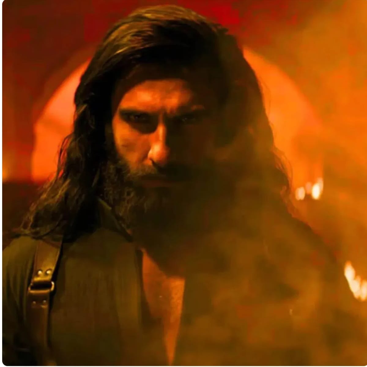 अभिनेता रणवीर सिंह याच्या 'धुरंधर - २' ने सिनेमागृहात रिलीज नंतर इतिहास घडवला आहे. या चित्रपटाने विकेंडला प्रत्येक दिवसाला प्रत्येकी १०० कोटीहून कमावले आहे. तर इतर आठवड्याच्या इतर दिवसातही सरासरी ५० कोटीहून अधिक कलेक्शन केले आहे.