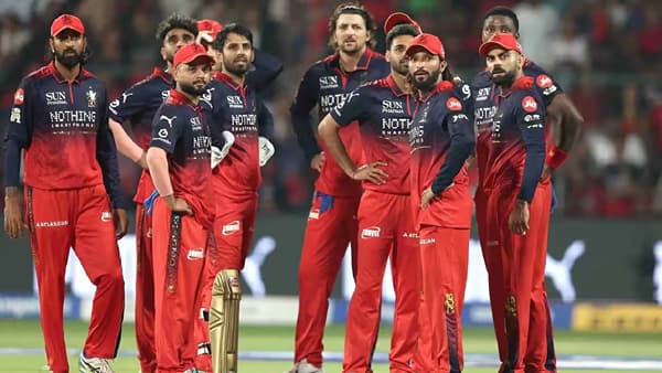RCB vs SRH: पहिल्या सामन्यात आरसीबीचा संघ काळी पट्टी बांधून उतरला, कारण की...