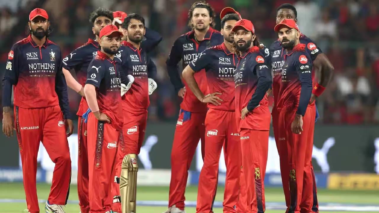 RCB vs SRH: पहिल्या सामन्यात आरसीबीचा संघ काळी पट्टी बांधून उतरला, कारण की... RCB vs SRH: पहिल्या सामन्यात आरसीबीचा संघ काळी पट्टी बांधून उतरला, कारण की...