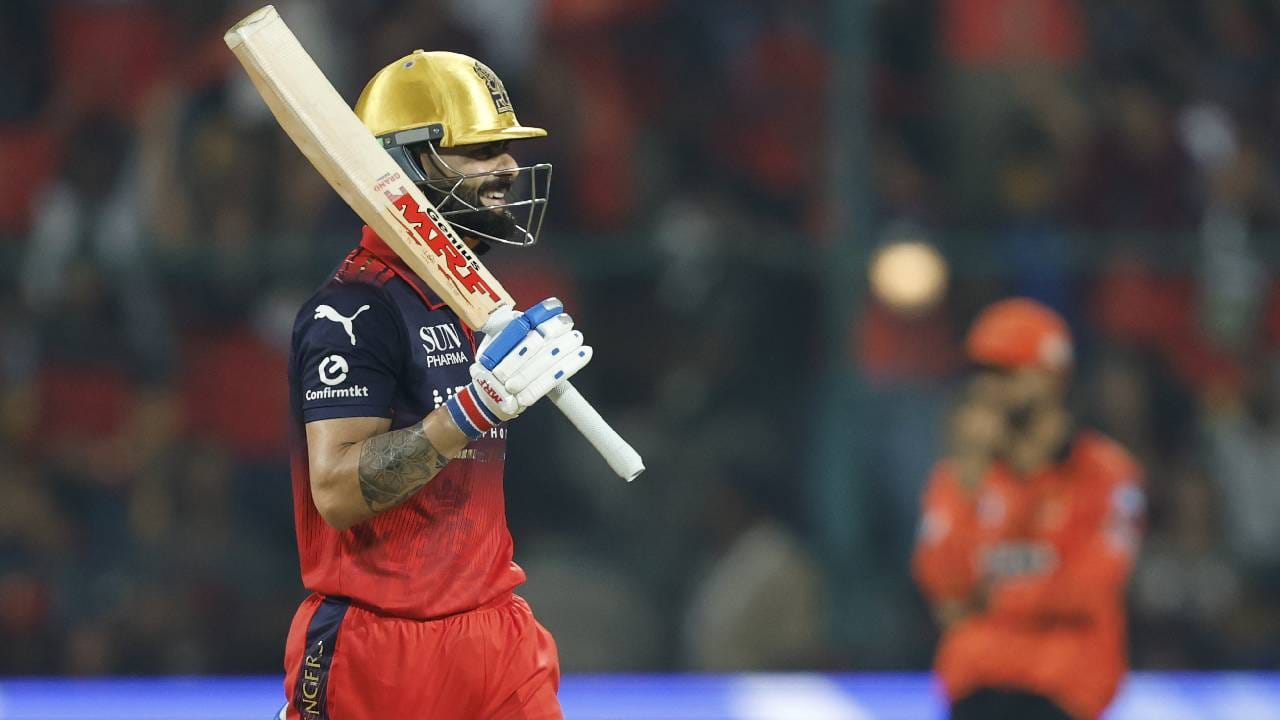 सनरायझर्स हैदराबादने आरसीबीसमोर विजयासाठी 202 धावांचं लक्ष्य ठेवलं होतं. पण हे लक्ष्य आरसीबीने 15.4 षटकात 6 गडी राखून पूर्ण केलं. त्यामुळे आरसीबीला दोन गुण तर मिळाले, तसेच नेट रनरेट हा +2.907 राहिला. आरसीबी आणि राजस्थान यांच्यात नेट रनरेटमध्ये +1.264 इतका फरक आहे.  (Photo- IPL Twitter)