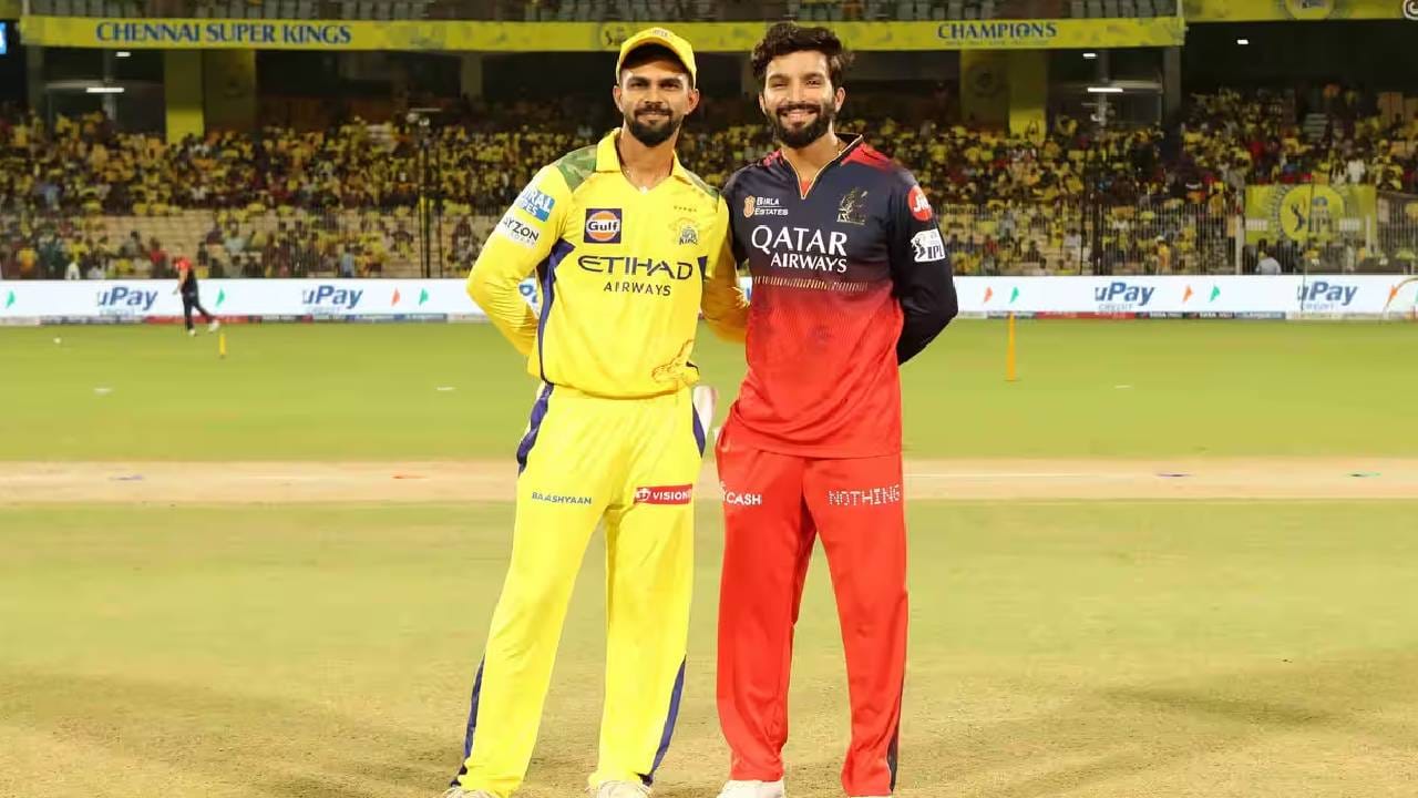 आयपीएल 2026 स्पर्धा सुरू होण्यापूर्वीच एक दुर्मिळ विक्रम नोंदवला गेला आहे. पहिल्यांदाच सर्व दहा संघांचं नेतृत्व भारतीय खेळाडूंकडे असणार आहे. आतापर्यंत झालेल्या स्पर्धांमध्ये निदान एक तरी विदेशी कर्णधार असायचा. मात्र या पर्वात सर्व दहा कर्णधार भारतीय आहेत. मागच्या 18 हंगामांमध्ये शेन वॉर्नपासून ते ॲडम गिलक्रिस्ट, डेव्हिड वॉर्नर, फॅफ डु प्लेसिस आणि पॅट कमिन्सपर्यंत अनेक विदेशी खेळाडूंनी संघांचे नेतृत्व केले आहे. पण यावेळी सर्व 10 संघांचे नेतृत्व भारतीय खेळाडू करत आहेत. (Photo- IPL/BCCI)