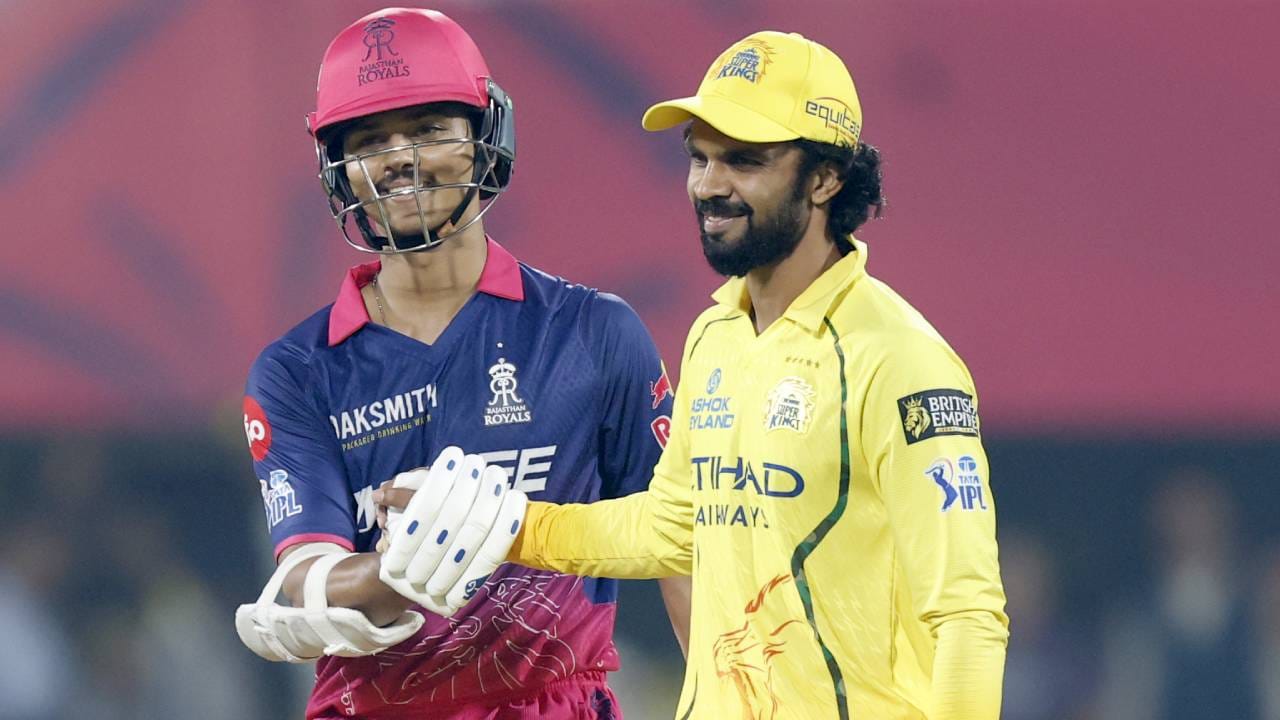 राजस्थान रॉयल्स संघ गुणतालिकेत अव्वल स्थानी पोहोचला आहे. कारण त्यांनी चेन्नई सुपर किंग्सने दिलेले 128 धावांचं आव्हान 12.1 षटकात पूर्ण केलं. राजस्थान रॉयल्सने 8 गडी राखून विजय मिळवला. या विजयामुळे राजस्थान रॉयल्सचा नेट रनरेट हा +4.171 इतका झाला आहे.  (Photo- IPL Twitter)