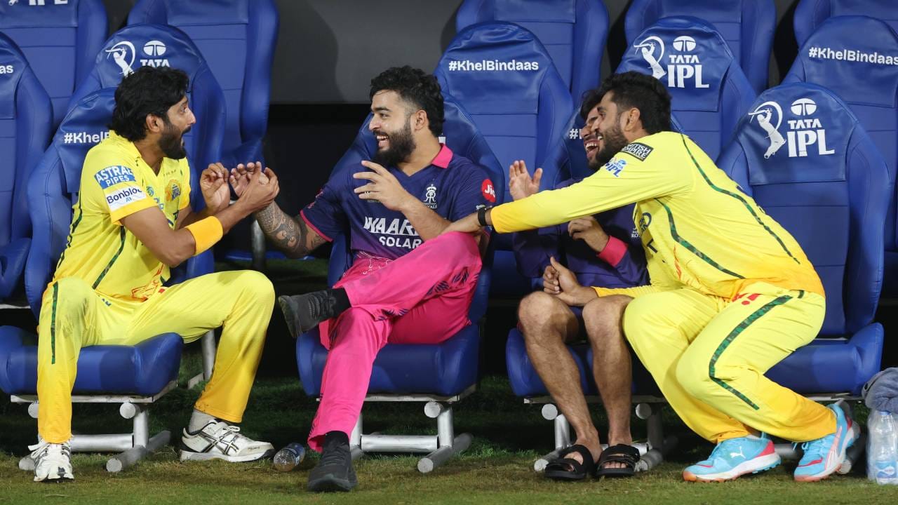 आयपीएल 2023 स्पर्धेत एकूण तीन सामन्यांचा खेळ संपला असून सहा संघाची शर्यत सुरू झाली आहे. सहा संघांमध्ये राजस्थान रॉयल्स, आरसीबी आणि मुंबई इंडियन्सने विजयी सलामी दिली आहे. मात्र पहिल्या सामन्यात आरसीबी आणि मुंबईपेक्षा राजस्थानचा संघ वरचढ ठरला आहे. (Photo- IPL Twitter)