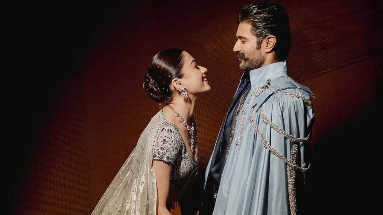 रश्मिका मंदान्ना आणि विजय देवरकोंडा यांनी त्यांच्या संगीत समारंभात खूप नाच केला, मजा केली. विजय-रश्मिकाने धमाल करत एन्जॉय केलं आणि या खास क्षणाचे फोटो शेअर केले. त्यांनी त्यांच्या इंस्टाग्राम अकाउंटवर या सुंदर क्षणांचा व्हिडिओ देखील शेअर केला.