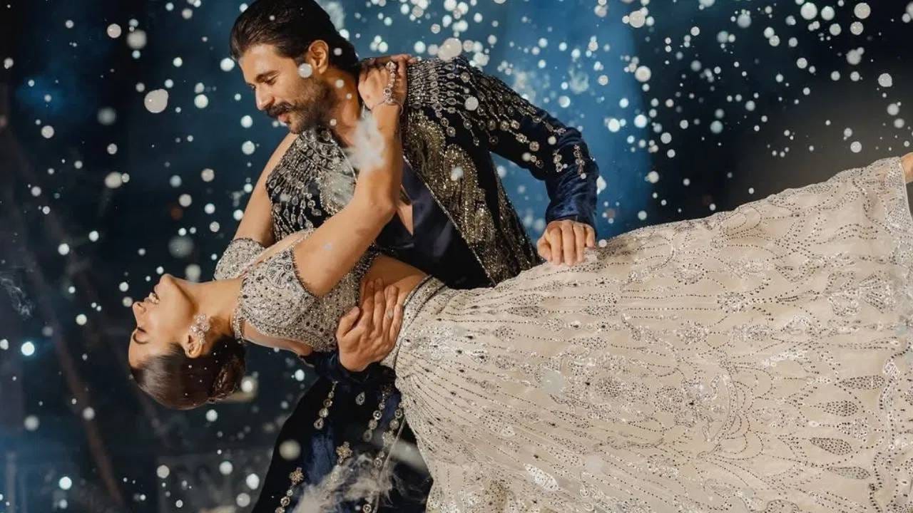 Rashmika Vijay Sangeet Function : लोकप्रिय कपल, अभिनेत्री रश्मिका मंदान्ना आणि अभिनेता विजय देवरकोंडा हे त्यांच्या लग्नामुळे चर्चेत आहेत. गेल्या महिन्यात, म्हणजेच 26 फेब्रुवारी रोजी उदयपूरमध्ये दोन वेगवेगळ्या रिती-रिवाजांनी, या जोडप्याने लग्न केलं. त्यानंतर, ते त्यांच्या सार्वजनिक रित्या पहिल्यांदा एकत्र दिसले आणि खळबळ उडाली. आता, त्यांच्या लग्नाच्या पाच दिवसांनंतर, रश्मिका आणि विजय यांनी त्यांच्या संगीत समारंभाचे फोटो चाहत्यांसोबत शेअर केले आहेत.