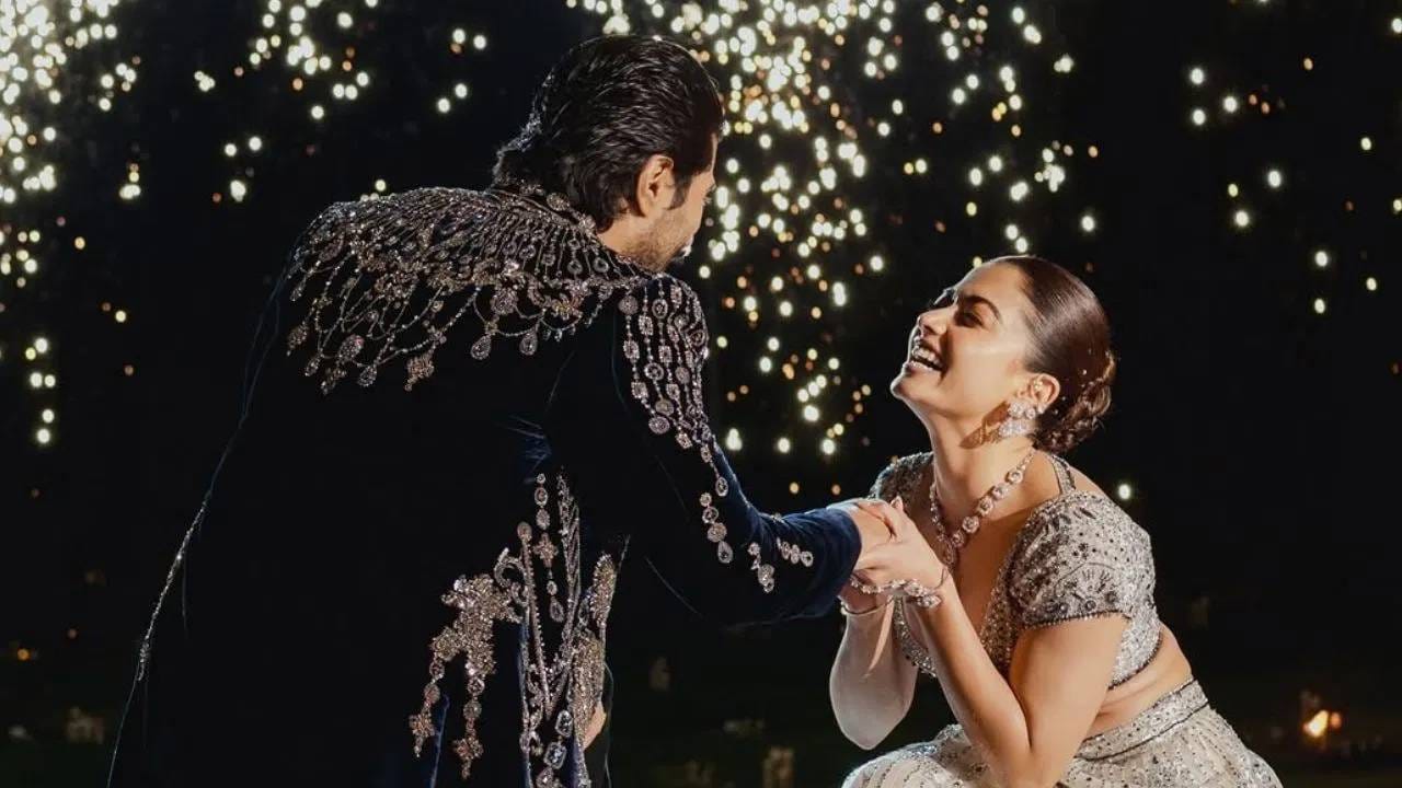 तर, अभिनेता विजय देवरकोंडाने निळ्या रंगाचे, सुंदर भरतकाम केलेले लांब जॅकेट घातले होते. लग्नाप्रमाणेच, संगीतमधील त्याच्या नेकपीसने सर्वांचे लक्ष वेधून घेतले. विजयच्या क्लासी लूकचं खूप कौतुक केलं जातंय.