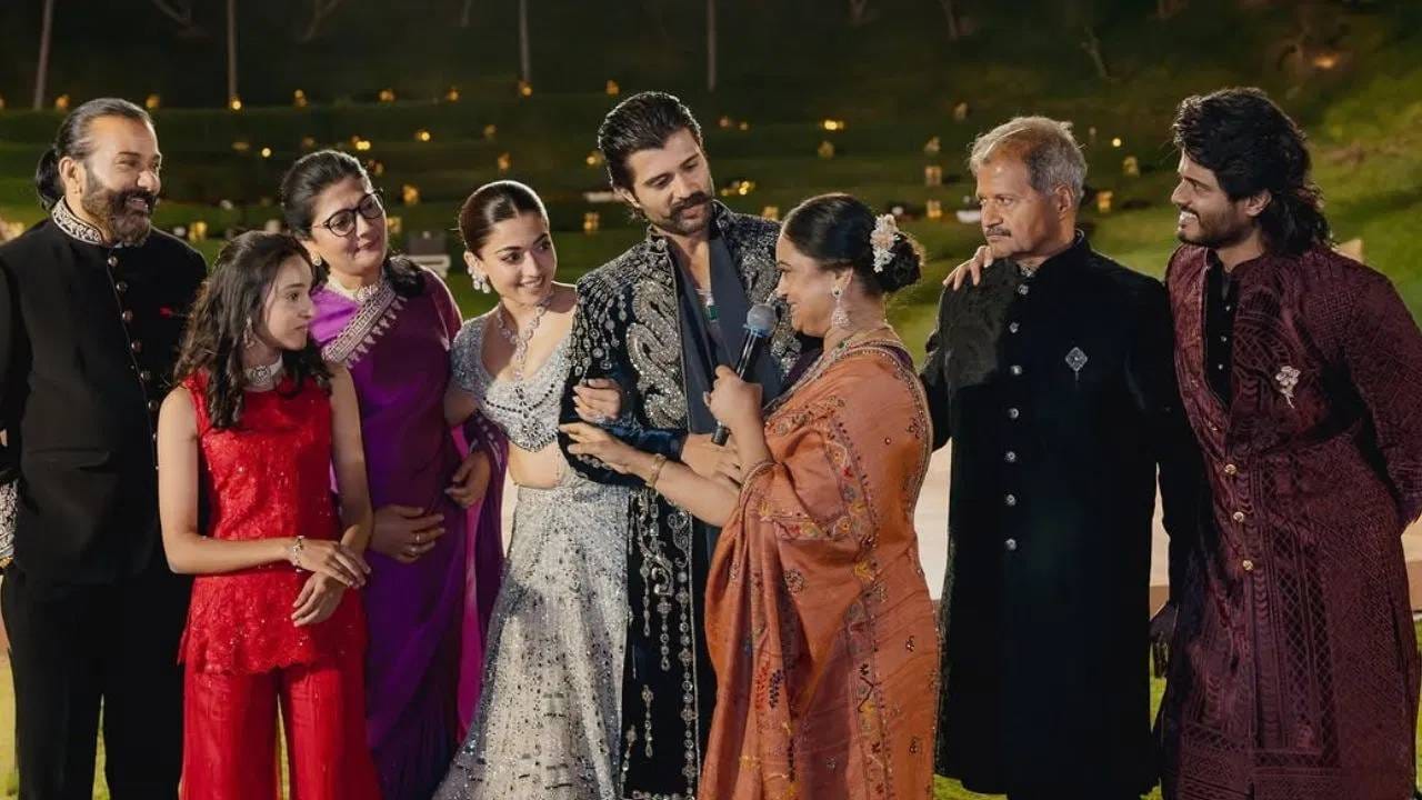 रश्मिका आणि विजय दोघेही त्यांच्या कुटुंबियांसोबत पोज देताना दिसले. रश्मिका आणि विजयने एकत्र परफॉर्मन्सही दिला. एका फोटोमध्ये ते दोघे गुडघ्यावर बसल्याचंही दिसलं. लोकांनी त्यांच्या फोटोंवर प्रेमाचा वर्षाव करत अभिनंदनही केलं.