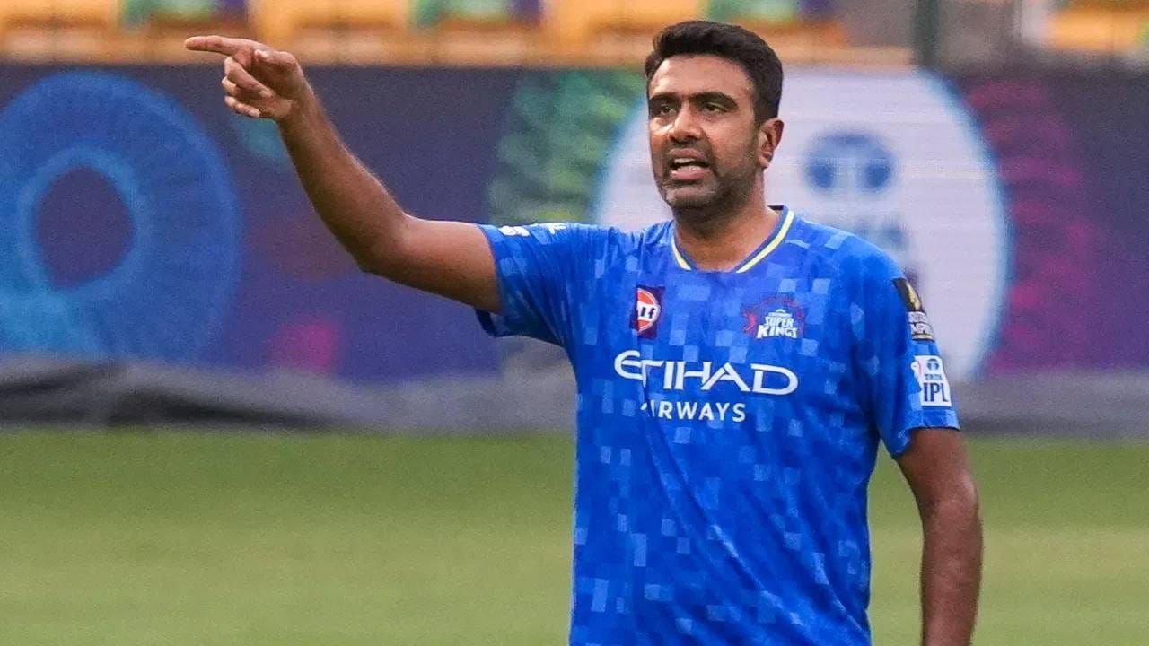 फिरकी गोलंदाज रविचंद्रन अश्विनने आंतरराष्ट्रीय क्रिकेट आणि आयपीएलमधून निवृत्ती घेतली आहे. त्याने अनेकदा संघाला कठीण परिस्थितीतून बाहेर काढलं आहे. रविचंद्रन अश्विनने आयपीएलच्या 16 पर्वात 187 बळी घेतले. पण रविचंद्रन अश्विनला कधीही पर्पल कॅप जिंकता आलेली नाही. (Photo- PTI)