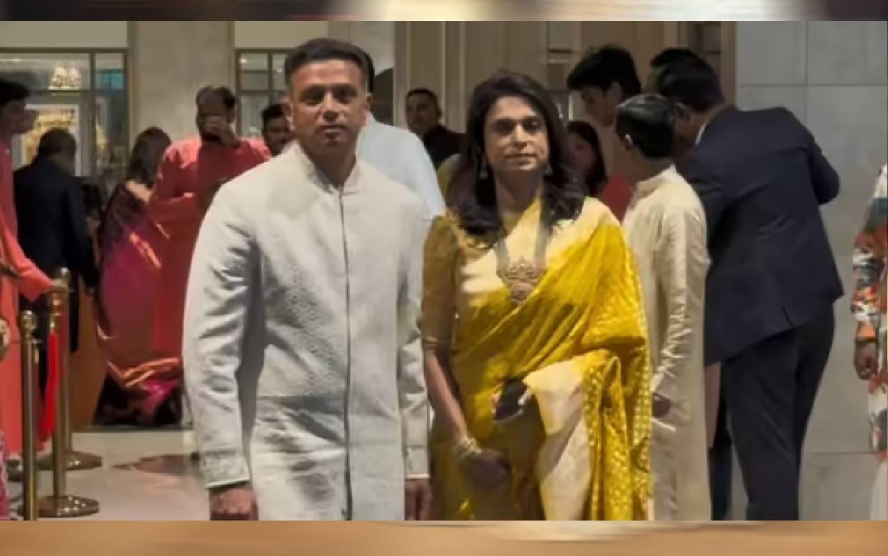 भारताचा दिग्गज खेळाडू आणि माजी मुख्य प्रशिक्षक राहुल द्रविड देखील सचिनच्या लेकाच्या , अर्जुन तेंडुलकरच्या लग्नासाठी सपत्नीक पोहोचला.