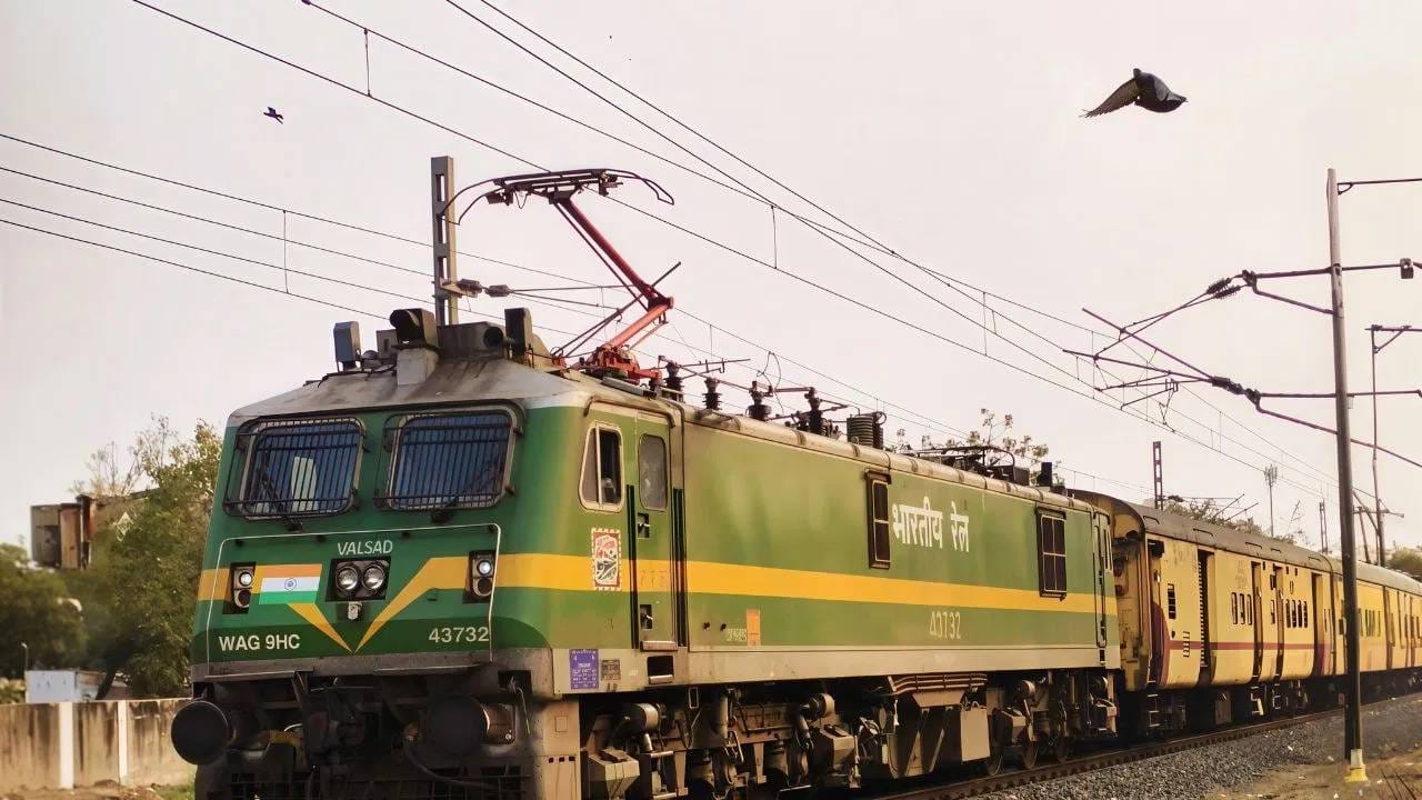 जेव्हा आपण रेल्वे स्टेशनवर जातो, प्रवासात असतो, तेव्हा आपल्याला अनेक गाड्या जाताना दिसतात. गाडी पाहिल्यानंतर मनात अनेक प्रश्न येतात, काही प्रश्न गाडीच्या डब्याबद्दलही येतात. डब्याचा कोच, बोर्ड, क्रमांक, चाकांचा आकार इत्यादींबद्दल लोकांच्या मनात कुतूहल असतं.    (all photo : PTI)