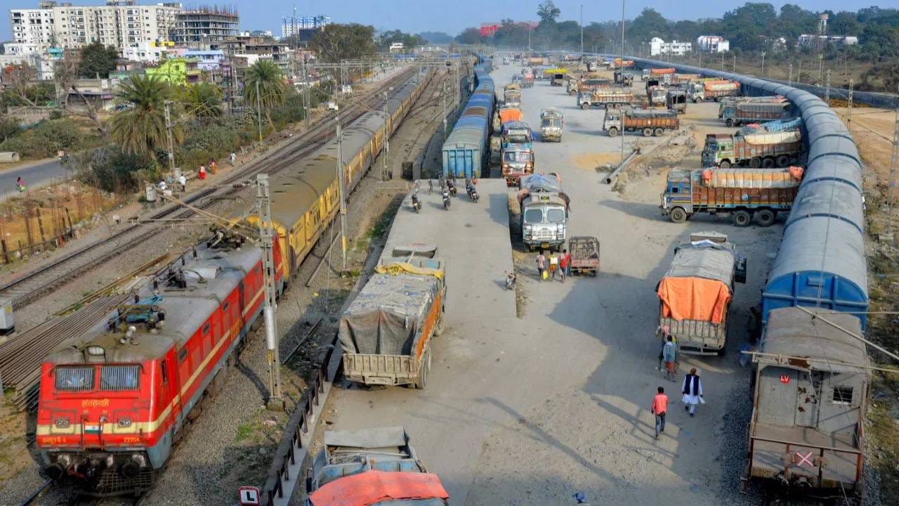 ते कशासाठी बसवलं जातं?  जेव्हा मालगाडीला स्टेशनवर किंवा लूप लाईनवर बराच वेळ थांबवावं लागतं, तेव्हा लोको पायलट किंवा गार्ड  हे गाडी सुरक्षित ठेवण्यासाठी त्या चाकाचा वापर करतात, जेणेकरून डबा उलटून अपघात होऊ नये.