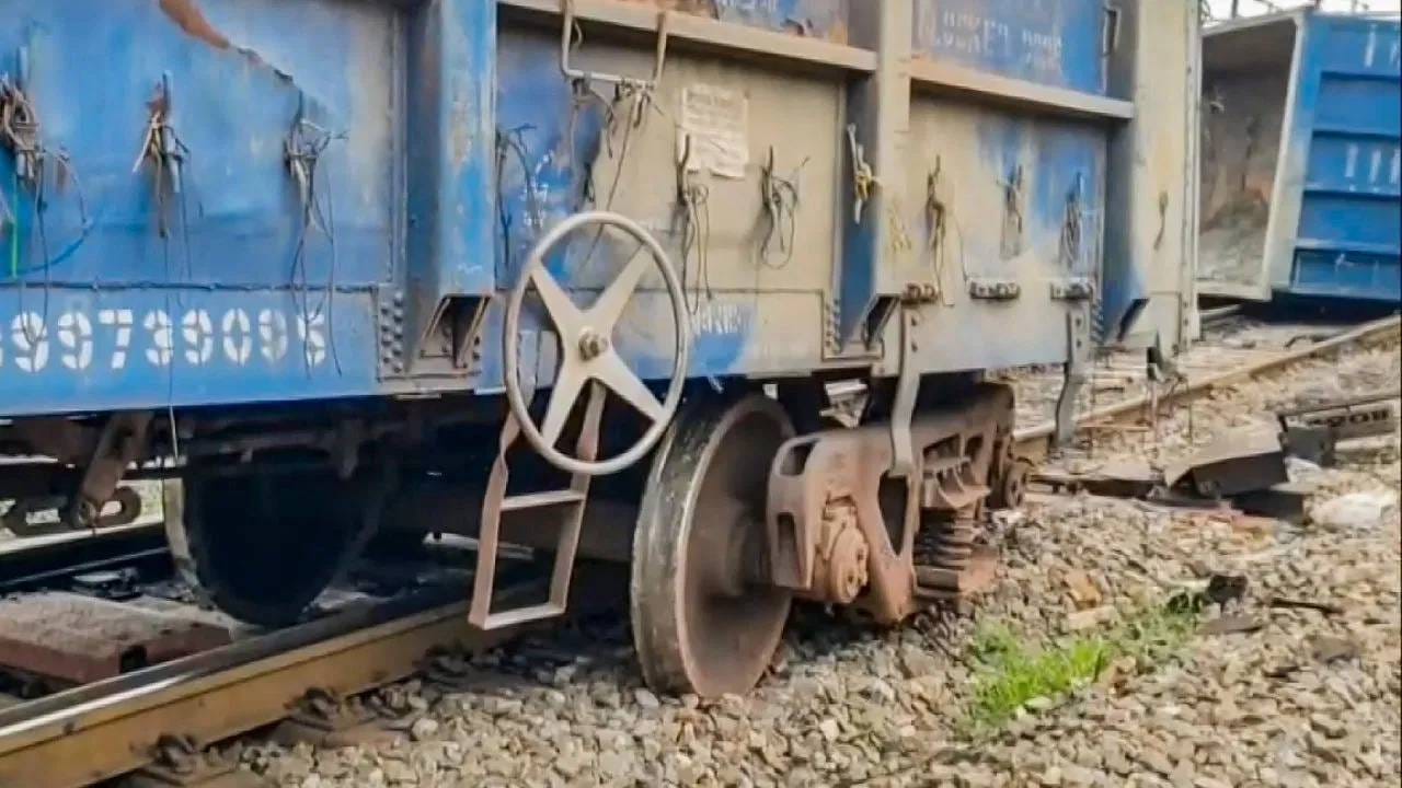 पण आज आपण कोणत्याही प्रवासी किंवा एक्सप्रेस ट्रेनबद्दल नाही, तर मालगाड्यांशी संबंधित एका रंजक गोष्टीबद्दल जाणून घेणार आहोत.  मालगाडी अनेकांनी पाहिली असेलच, पण याच मालगाड्यांच्या डब्यांना चाकं का असतात? असा प्रश्न तुम्हाला कधी पडला आहे का ?