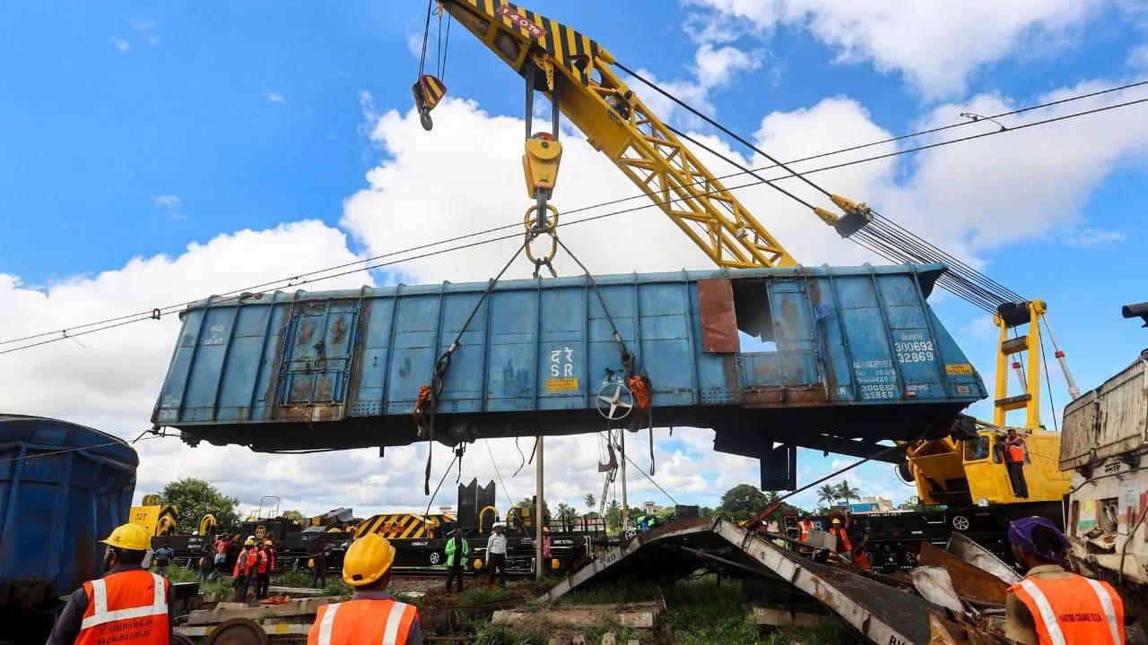 याचं काम कसं चालतं ? जेव्हा हे चाक (हँडल) घड्याळाच्या काट्याच्या दिशेने फिरवले जाते, तेव्हा त्याला जोडलेली साखळी आणि दांड्याची सिस्टीम डब्याच्या मुख्य चाकांना घट्टपणे लॉक करते.