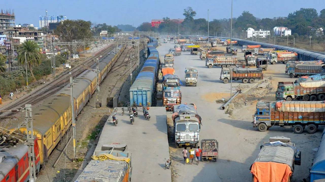 मालगाडीच्या डब्याच्या बाजूला असलेल्या चाकाचा खास उपयोग असतो. ते (चाक) हँडब्रेक म्हणून काम करतं. हे चाक दिसायला स्टेअरिंग व्हीलसारखं असतं, परंतु मालगाडीचा डबा स्थिर असताना त्याचा वापर केला जातो, जेणेकरून तो आपोआप पुढे-मागे सरकू नये.