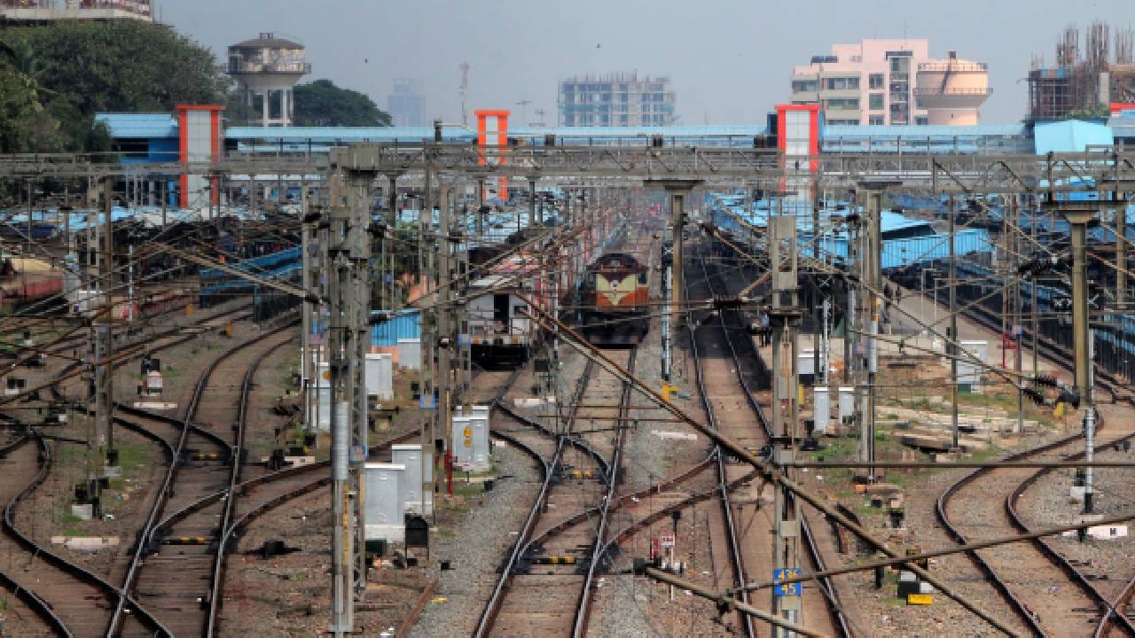 पगाराव्यतिरिक्त, रेल्वे तिकीट क्लर्कला महागाई भत्ता (DA), घरभाडे भत्ता (HRA), प्रवास भत्ता, वैद्यकीय सुविधा, पेन्शन आणि नोकरीची सुरक्षा मिळते. या नोकरीसाठी पात्र ठरायचं असेल तर संबंधित व्यक्ती किमान 12  वी उत्तीर्ण असणे आवश्यक आहे. Photos Credit: Getty Images