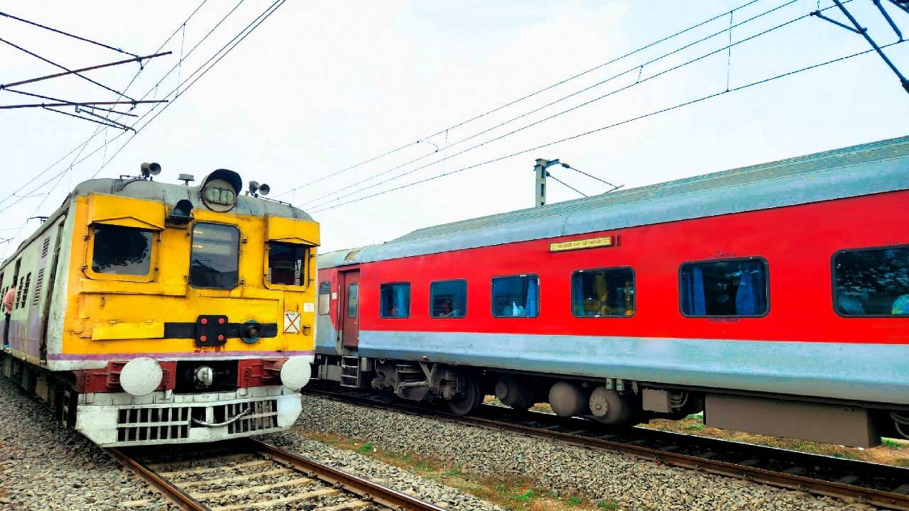 रेल्वेने प्रवास करायचं ठरलं की सर्वात आधी तिकीट काढलं जात. आजकाल ऑनलाइन तिकीटाची सोय झाली असली तर बहुतांश लोकं आजही रेल्वे स्टेशनवर जाऊन, तेथील तिकीट विंडोवरूनच तिकीट विकत घेतात. रेल्वे स्टेशनच्या खिडकीवर तिकीट काढून देणाऱ्या कर्मचाऱ्याला रेल्वे तिकीट क्लर्क (Railway Ticket Clerk) म्हणतात. Photos Credit: Getty Images