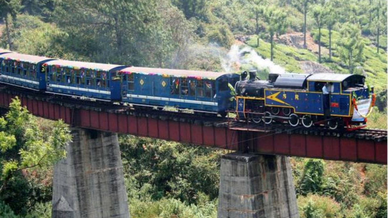 116 पूल असणार : संपूर्ण रेल्वे मार्गाचा जवळपास 55 टक्के भाग बोगद्यांतून जाईल. याशिवाय या मार्गावर 116 मोठे पूल ही बांधले जाणार आहेत, ज्यामुळे खोल दऱ्या आणि नद्यांवरून रेल्वे सहज जाऊ शकेल.